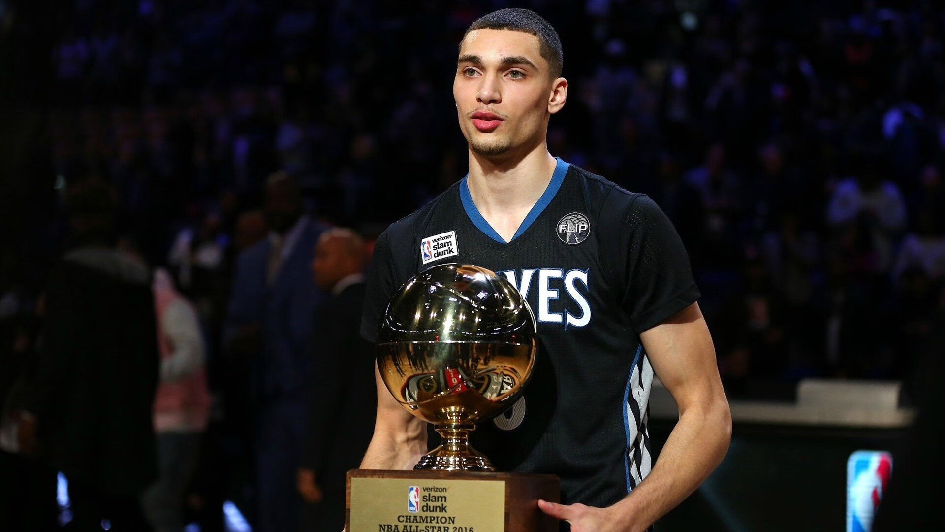 费德勒新星最后时刻胜出表现突出，日本队前途光明！赛场气氛高涨